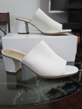 easy street White Open-Toe Block Heel Mules